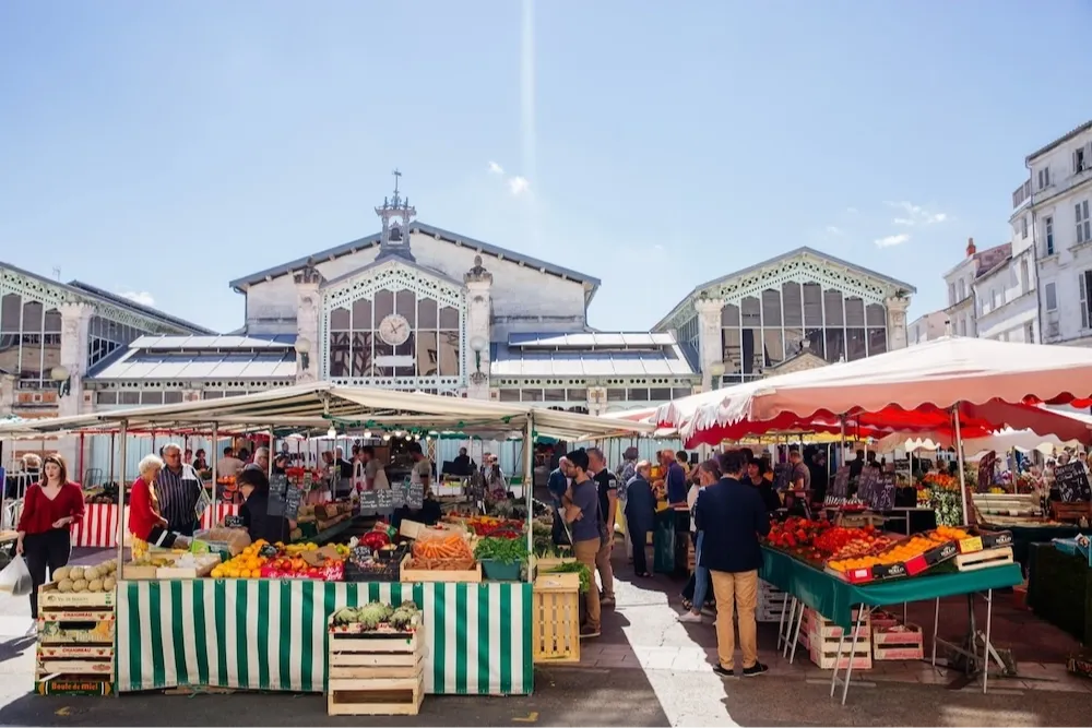 À la découverte des Halles de La Rochelle avec votre location de vélo électrique image