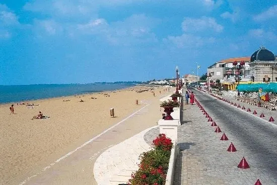 La Vélodyssée vers Chatelaillon Plage : profitez du grand air sur vos vélos de location image